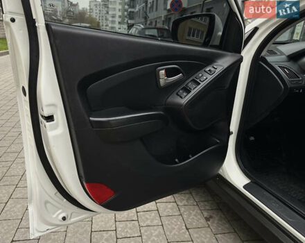 Белый Хендай их35, объемом двигателя 2 л и пробегом 178 тыс. км за 11900 $, фото 19 на Automoto.ua