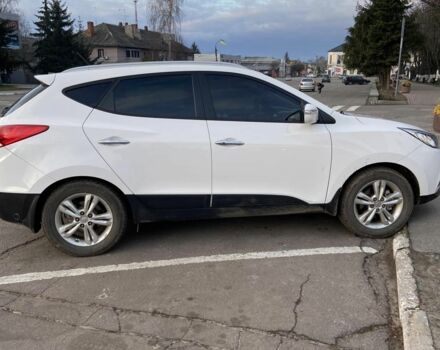 Белый Хендай их35, объемом двигателя 2 л и пробегом 144 тыс. км за 14100 $, фото 2 на Automoto.ua