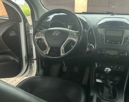 Белый Хендай их35, объемом двигателя 2 л и пробегом 242 тыс. км за 12012 $, фото 6 на Automoto.ua