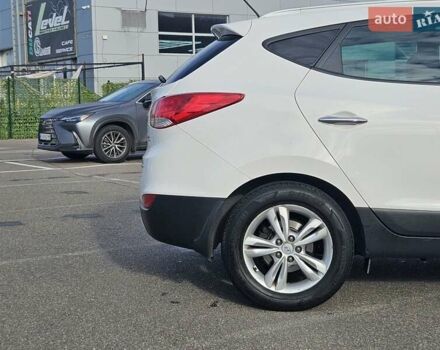 Белый Хендай их35, объемом двигателя 2 л и пробегом 137 тыс. км за 12600 $, фото 26 на Automoto.ua