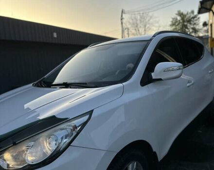Белый Хендай их35, объемом двигателя 2 л и пробегом 180 тыс. км за 12000 $, фото 4 на Automoto.ua