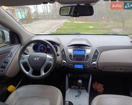 Белый Хендай их35, объемом двигателя 2 л и пробегом 144 тыс. км за 14100 $, фото 5 на Automoto.ua