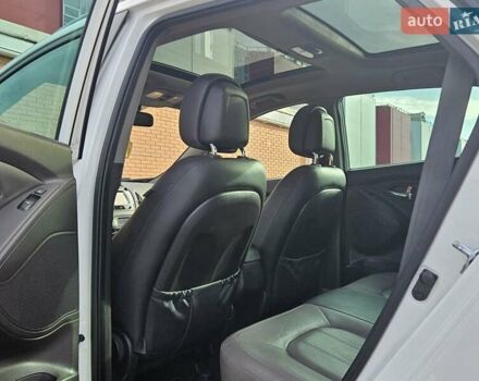 Белый Хендай их35, объемом двигателя 2 л и пробегом 137 тыс. км за 12600 $, фото 37 на Automoto.ua