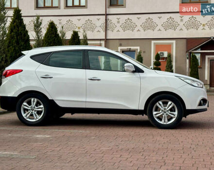 Белый Хендай их35, объемом двигателя 2 л и пробегом 169 тыс. км за 13300 $, фото 4 на Automoto.ua