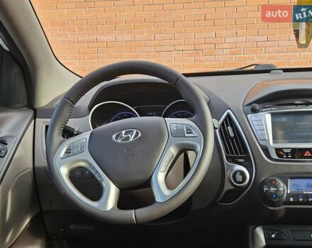 Белый Хендай их35, объемом двигателя 2 л и пробегом 137 тыс. км за 12600 $, фото 3 на Automoto.ua