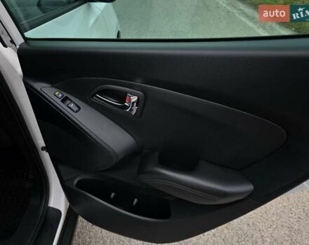 Белый Хендай их35, объемом двигателя 2 л и пробегом 211 тыс. км за 12999 $, фото 56 на Automoto.ua