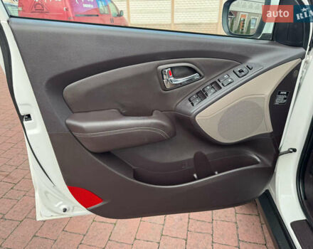 Белый Хендай их35, объемом двигателя 2 л и пробегом 169 тыс. км за 13300 $, фото 28 на Automoto.ua