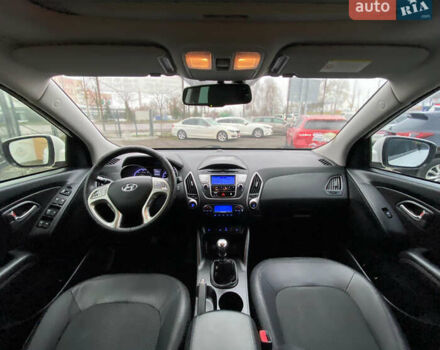 Белый Хендай их35, объемом двигателя 1.7 л и пробегом 204 тыс. км за 11500 $, фото 10 на Automoto.ua