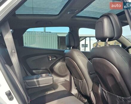 Белый Хендай их35, объемом двигателя 2 л и пробегом 137 тыс. км за 12600 $, фото 2 на Automoto.ua
