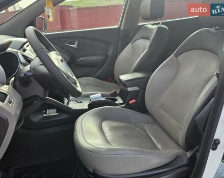 Белый Хендай их35, объемом двигателя 2 л и пробегом 137 тыс. км за 12600 $, фото 39 на Automoto.ua