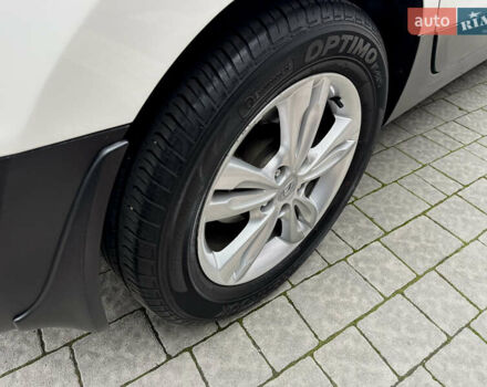 Белый Хендай их35, объемом двигателя 2 л и пробегом 178 тыс. км за 11900 $, фото 74 на Automoto.ua