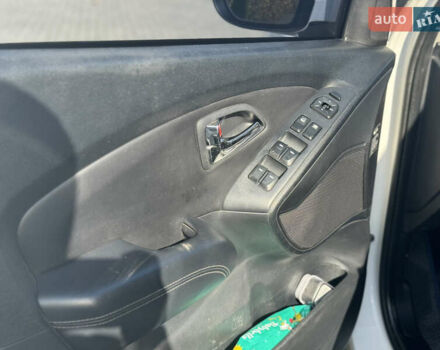 Білий Хендай іх35, об'ємом двигуна 1.69 л та пробігом 248 тис. км за 11450 $, фото 19 на Automoto.ua