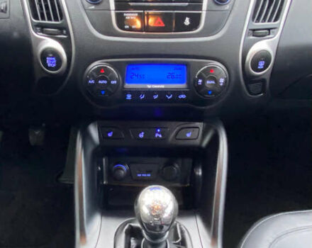 Белый Хендай их35, объемом двигателя 1.7 л и пробегом 204 тыс. км за 11500 $, фото 11 на Automoto.ua