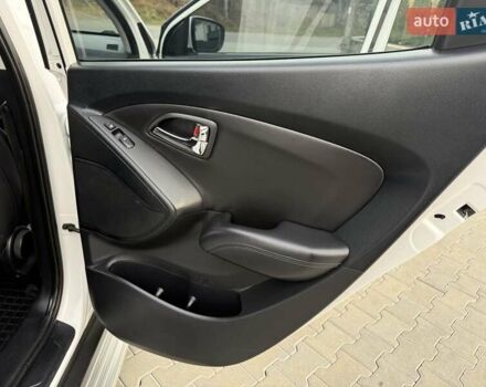 Білий Хендай іх35, об'ємом двигуна 2 л та пробігом 132 тис. км за 9999 $, фото 40 на Automoto.ua