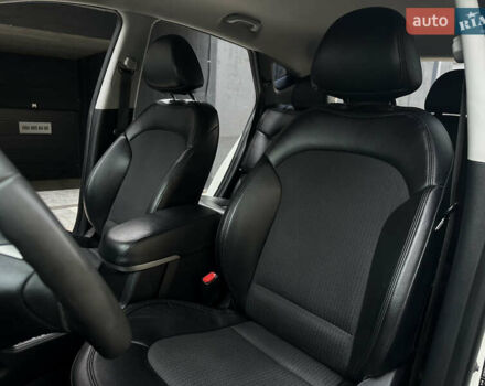 Белый Хендай их35, объемом двигателя 2 л и пробегом 178 тыс. км за 11900 $, фото 28 на Automoto.ua