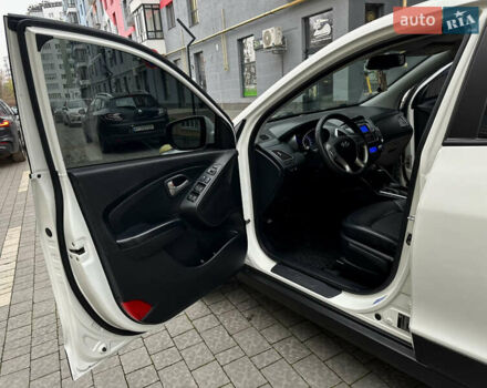 Белый Хендай их35, объемом двигателя 2 л и пробегом 178 тыс. км за 11900 $, фото 18 на Automoto.ua