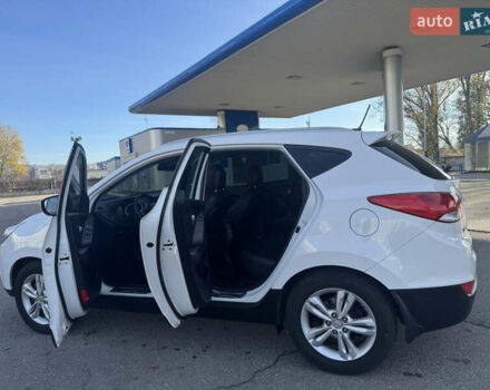 Белый Хендай их35, объемом двигателя 2 л и пробегом 157 тыс. км за 14000 $, фото 6 на Automoto.ua