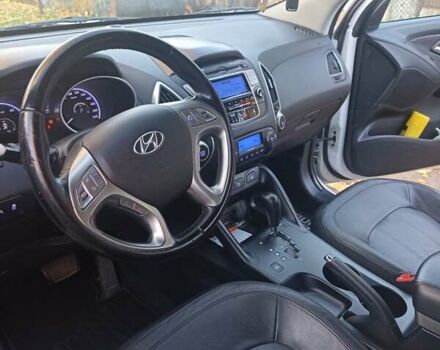 Белый Хендай их35, объемом двигателя 2 л и пробегом 90 тыс. км за 13888 $, фото 4 на Automoto.ua
