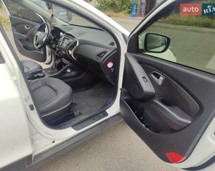 Белый Хендай их35, объемом двигателя 2 л и пробегом 151 тыс. км за 13500 $, фото 7 на Automoto.ua