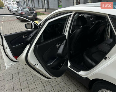 Белый Хендай их35, объемом двигателя 2 л и пробегом 178 тыс. км за 11900 $, фото 36 на Automoto.ua