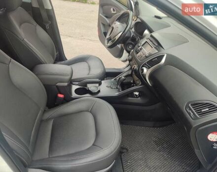 Белый Хендай их35, объемом двигателя 2 л и пробегом 151 тыс. км за 13500 $, фото 5 на Automoto.ua