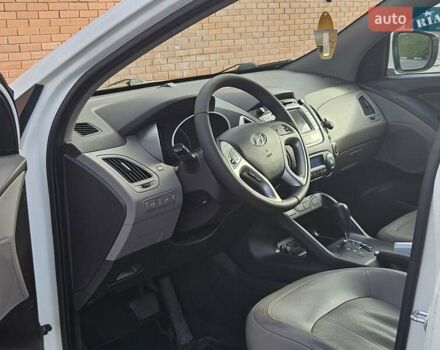 Белый Хендай их35, объемом двигателя 2 л и пробегом 137 тыс. км за 12600 $, фото 13 на Automoto.ua