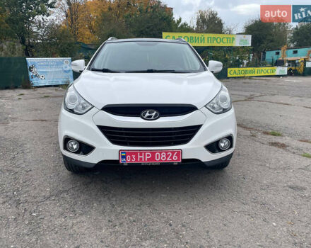 Белый Хендай их35, объемом двигателя 2 л и пробегом 240 тыс. км за 13400 $, фото 2 на Automoto.ua