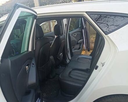 Белый Хендай их35, объемом двигателя 2 л и пробегом 90 тыс. км за 13888 $, фото 3 на Automoto.ua