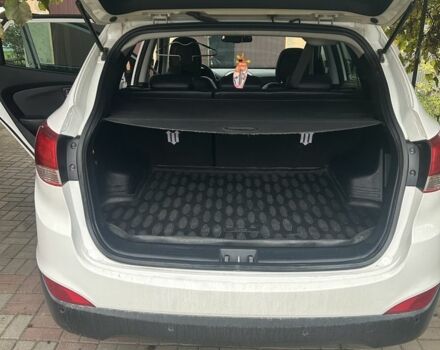 Белый Хендай их35, объемом двигателя 2 л и пробегом 242 тыс. км за 12012 $, фото 5 на Automoto.ua