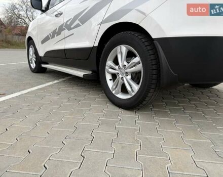 Білий Хендай іх35, об'ємом двигуна 2 л та пробігом 132 тис. км за 9999 $, фото 6 на Automoto.ua