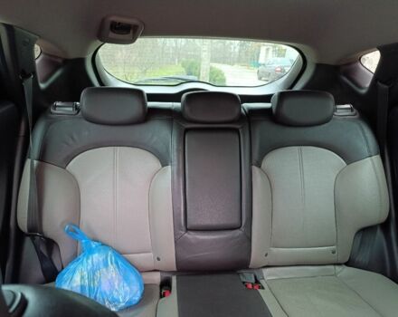 Белый Хендай их35, объемом двигателя 2 л и пробегом 144 тыс. км за 14100 $, фото 4 на Automoto.ua