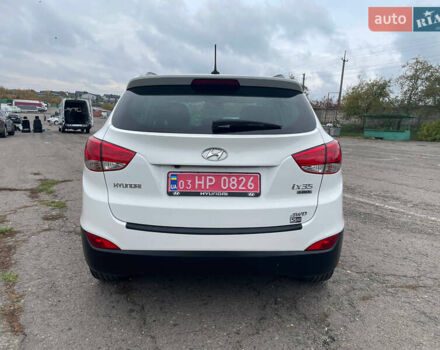 Белый Хендай их35, объемом двигателя 2 л и пробегом 240 тыс. км за 13400 $, фото 3 на Automoto.ua