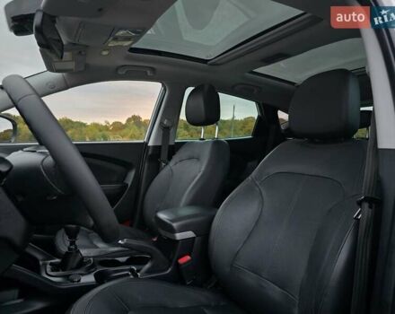 Белый Хендай их35, объемом двигателя 2 л и пробегом 211 тыс. км за 12999 $, фото 30 на Automoto.ua