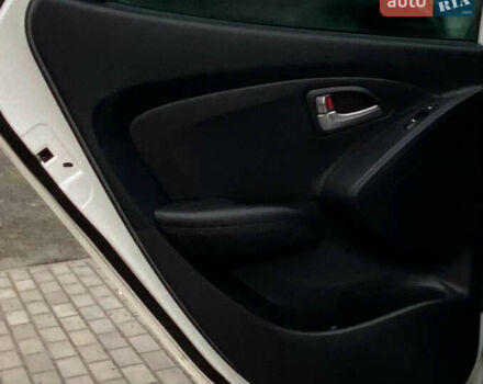 Белый Хендай их35, объемом двигателя 1.7 л и пробегом 204 тыс. км за 11500 $, фото 23 на Automoto.ua