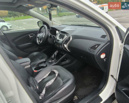 Белый Хендай их35, объемом двигателя 2 л и пробегом 191 тыс. км за 11100 $, фото 8 на Automoto.ua