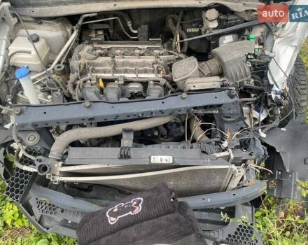 Белый Хендай их35, объемом двигателя 2 л и пробегом 107 тыс. км за 5500 $, фото 1 на Automoto.ua