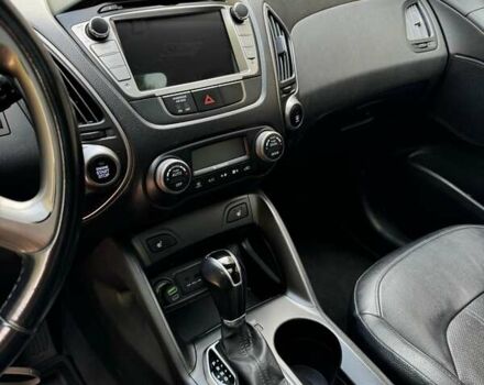 Белый Хендай их35, объемом двигателя 2 л и пробегом 108 тыс. км за 14299 $, фото 6 на Automoto.ua