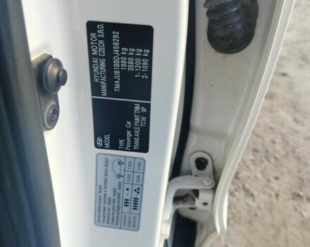 Белый Хендай их35, объемом двигателя 2 л и пробегом 190 тыс. км за 13300 $, фото 2 на Automoto.ua