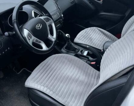 Білий Хендай іх35, об'ємом двигуна 1.69 л та пробігом 220 тис. км за 13300 $, фото 14 на Automoto.ua