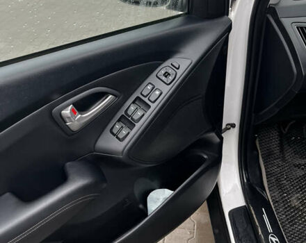 Білий Хендай іх35, об'ємом двигуна 1.69 л та пробігом 220 тис. км за 13300 $, фото 12 на Automoto.ua