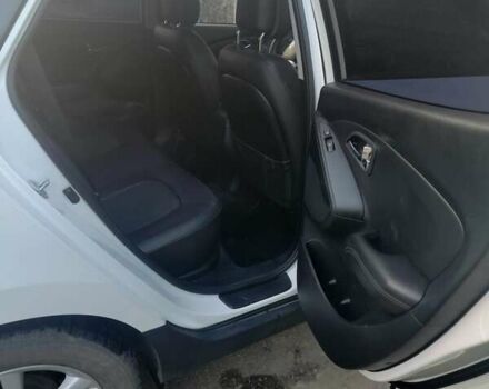 Белый Хендай их35, объемом двигателя 2 л и пробегом 190 тыс. км за 13300 $, фото 10 на Automoto.ua