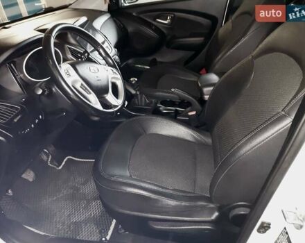 Білий Хендай іх35, об'ємом двигуна 1.69 л та пробігом 218 тис. км за 13800 $, фото 6 на Automoto.ua