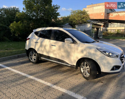 Белый Хендай их35, объемом двигателя 2 л и пробегом 123 тыс. км за 15800 $, фото 3 на Automoto.ua