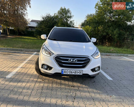 Белый Хендай их35, объемом двигателя 2 л и пробегом 123 тыс. км за 15800 $, фото 2 на Automoto.ua