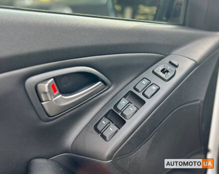 Белый Хендай их35, объемом двигателя 2 л и пробегом 229 тыс. км за 17000 $, фото 6 на Automoto.ua