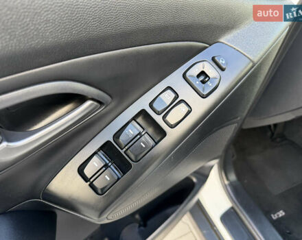 Белый Хендай их35, объемом двигателя 2 л и пробегом 182 тыс. км за 16699 $, фото 17 на Automoto.ua