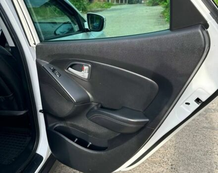 Белый Хендай их35, объемом двигателя 2 л и пробегом 159 тыс. км за 16000 $, фото 4 на Automoto.ua