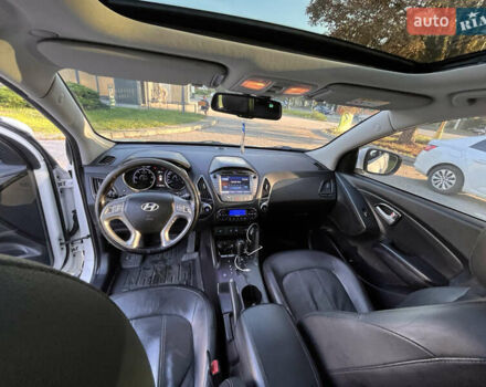 Белый Хендай их35, объемом двигателя 2 л и пробегом 123 тыс. км за 15800 $, фото 10 на Automoto.ua