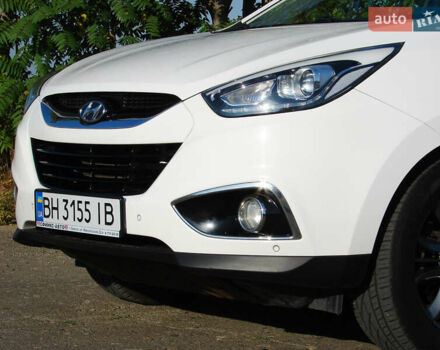 Белый Хендай их35, объемом двигателя 2 л и пробегом 128 тыс. км за 15500 $, фото 3 на Automoto.ua