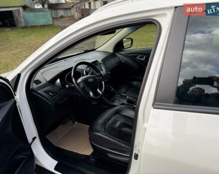 Белый Хендай их35, объемом двигателя 2 л и пробегом 209 тыс. км за 16000 $, фото 2 на Automoto.ua